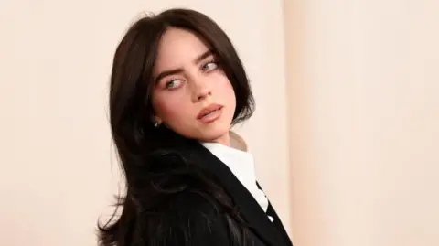 Billie Eilish hovorí, že sa tento rok „určite“ vráti do štúdia a uvádza ďalšie dátumy turné