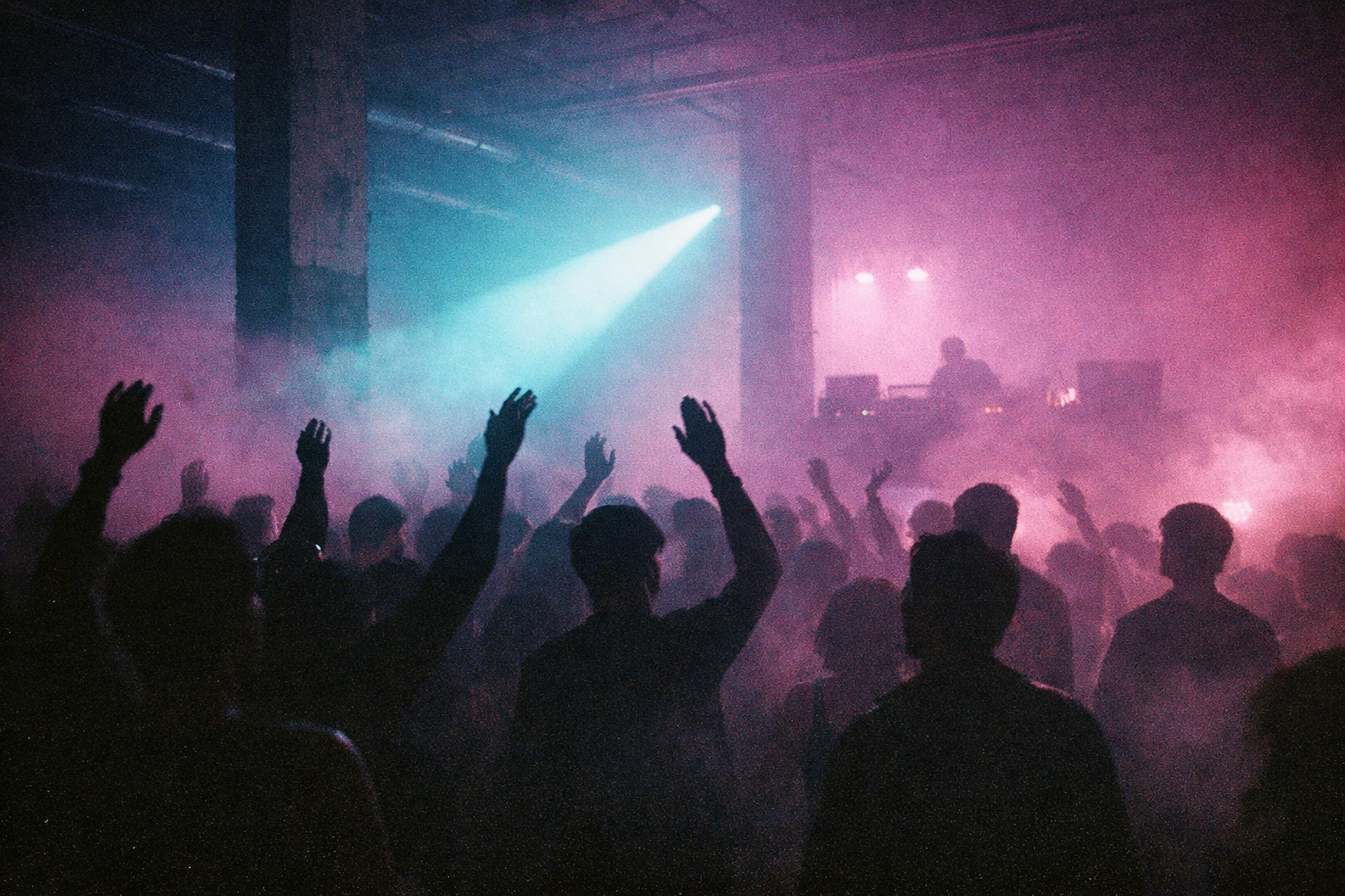 Hmlou zahalený industriálny klub, siluety tanečníkov v teal a magenta svetle
